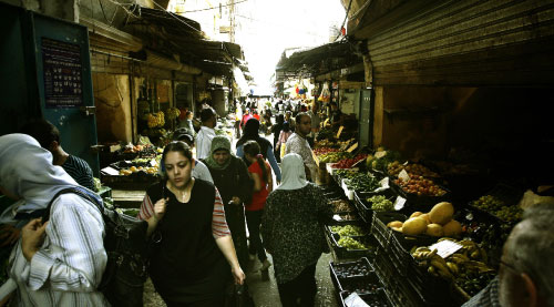  من القاهرة إلى نيودلهي، ومن دمشق إلى مراكش، اجتاحت حيويّة رمضان الأسواق الشعبيّة. السوق العتيق في مدينة طرابلس (شمال لبنان)، يكتسي ألواناً خاصةً، وأجواءً مميّزة، مع قدوم شهر الصوم. طوال ساعات النهار،