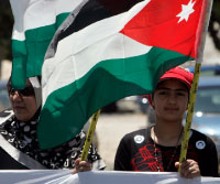 أردنيّون يطالبون بتحرير أسراهم من إسرائيل (محمد حامد ـــ رويترز)