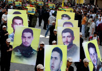 يشيّعون جثامين شهداء حزب الله (رمزي حيدر ـــ أ ف ب)