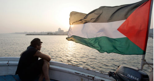 متضامنة تودّع بحر غزّة (خليل حمرا ـــ أ ب)