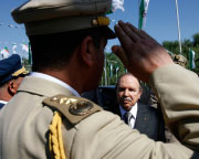   ضابط جزائري يلقي التحيّة لبوتفليقة في جنوب شرق البلاد في تموز الماضي (زهراء بن سمرا ـــ رويترز)