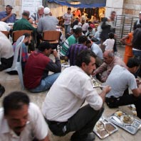 أردنيّون يتناولون إفطاراتهم الرمضانيّة تقدمة من منظّمات إنسانيّة (محمود أبو غوش ـــ أ ب)