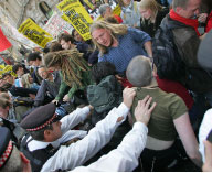 الشرطة البريطانية تعتقل متظاهرين ضدّ السياسات المالية (أ ف ب)