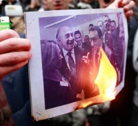 إحراق صورة لمبارك وأولمرت أمام السفارة المصريّة في لندن (أندرو بارسنز ــ رويترز)
