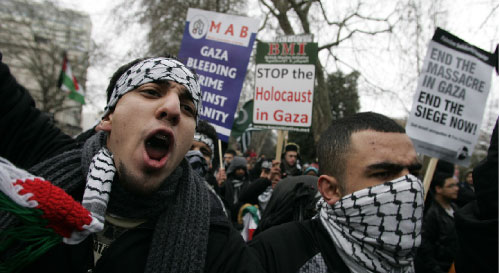 متضامنون مع غزّة امام السفارة الإسرائيلية في لندن أول من أمس (أكيرا سويموري ـــ أ ب)