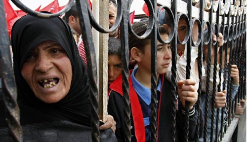 فلسطينيّون يتظاهرون ضدّ الحصار على غزّة (أرشيف ــ أ ف ب)