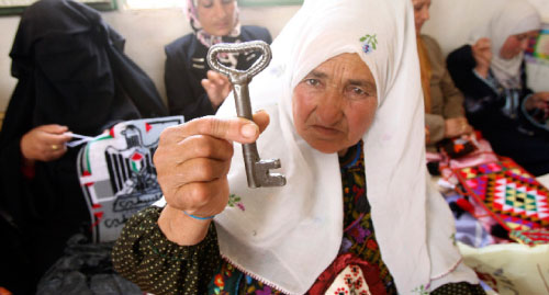 فلسطينية تتمسك بالمفتاح (الرمزي) لمنزلها في الخليل (نايف هشلمون ـــ رويترز)