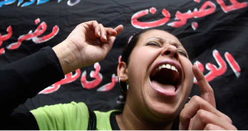 متظاهرة مصرية معارضة للنظام في القاهرة في نيسان الماضي (عمرو عبد الله ـــ رويترز)