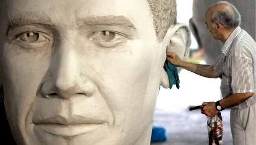 النحّات دايفيد أديكس ورأس باراك أوباما (دايفيد فيليب ــ أ ب)