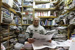 بائع صحف في دمشق أمس (أ ف ب)