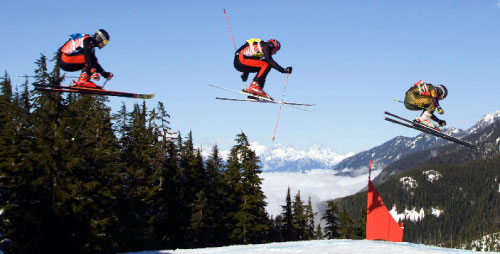 الفرنسي أوليفيه فابر، يليه النمسوي باتريك كولر يتزلجان... في الهواء؟ لو لم نرَ الثلج تحتهما، ولو لم يكن المتسابقان يشاركان في بطولة العالم الاستعراضية للتزلج في فانكوفر، في كندا لأمكننا تصديق هذا الأم
