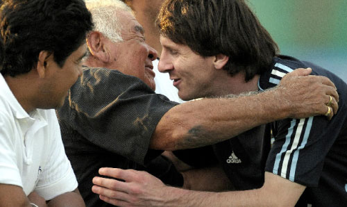 ابتسما عندما تصادفا. تعانقا بحراة. كان عناق الأب لولده. هكذا أراد والد النجم الأرجنتيني السابق دييغو مارادونا مصافحة النجم الحالي ليونيل ميسّي، خلال حضوره تدريبات المنتخب الأرجنتيني في بيونس أيريس، اس