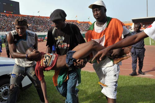 كان الوضع مأسوياً، أول من أمس، في ملعب هوفويه بوانيي في أبيدجان، خلال مباراة ساحل العاج ومالاوي في تصفيات مونديال 2010، إذ ارتفع عدد القتلى إلى نحو 22، إضافة إلى مئات الجرحى بعضهم في حال الخطر، بعد ان