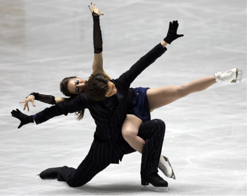  بلمح البصر، وفي حركة واحدة كانت... أو ساحرة، اتحد الثنائي الياباني كريس وكاتي ريد، في لقطتهما خلال بطولة العالم للرقص الإيقاعي على الجليد، المقامة في طوكيو. هكذا إذاً، أدهش هذا الثنائي الجمهور الحاضر