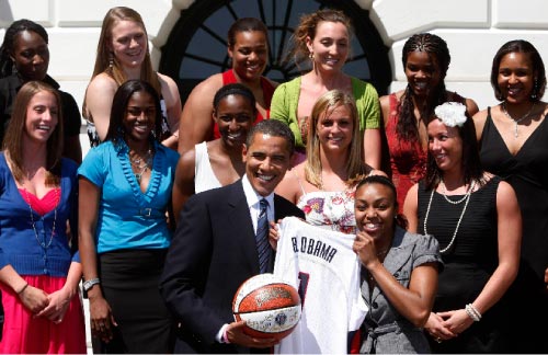 مَن غير باراك أوباما ستتوجه إليه طالبات جامعة كونيكتيكوت، ليشاركنه فرحة فوزهنّ ببطولة الجامعات للسيدات في الولايات المتحدة؟ إذ ناهيك عن كونه رئيساً للبلاد، فإنه في الوقت عينه عاشق بامتياز للعبة كرة ال