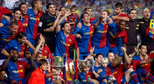 لم تنغّص الخسارة أمام أوساسونا، فرحة لاعبي برشلونة لحظة تسلّمهم رسمياً كأس الدوري الإسباني في كرة القدم، الذي حسموه الأسبوع الماضي. هكذا تجمّع اللاعبون وبعضهم مع أبنائه حول الكأس الغالية، وراحوا يحتفل