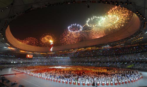 امتزاج الألوان بين الالعاب النارية والشعلة الأولمبية فوق ملعب عش الطائر في بكين (بيدرو يوغارت ـ أ ف ب)