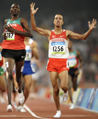 البحريني رمزي يرفع يديه لحظة اجتيازه خط النهاية في سباق 1500م (أوليفية مورين ـ أ ف ب)
