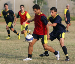 العراقي صالح سدير لاعب فريق العهد الجديد خلال التمرين أمس على ملعب الفريق (محمد علي)