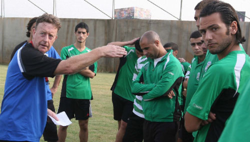مدرب الأنصار روي توماس يتحدث إلى اللاعبين خلال التمرين (محمد علي)