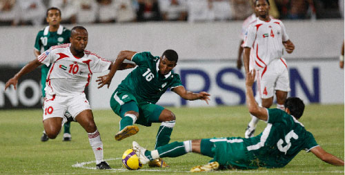 الإماراتي إسماعيل ماطر (10) يحاول الوصول إلى الكرة بمضايقة السعودي خالد عزيز (أحمد جاد الله ـ رويترز)