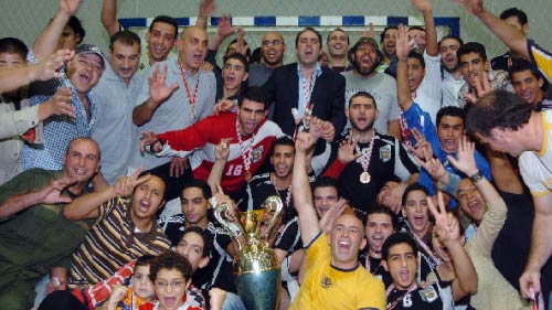 لاعبو السد وجهازاه الفني والإداري يحتفلون باحرازهم لقب بطولة لبنان (محمد علي)