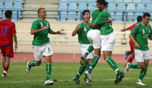 لاعبو الأنصار أمين والخضر ومناع وميكاتش يحتفلون بالهدف الأول (محمد علي)
