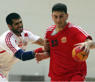 لاعب الشارقة جاسم محمد يحاول إيقاف لاعب الجيش أحمد محاميد (محمد علي)