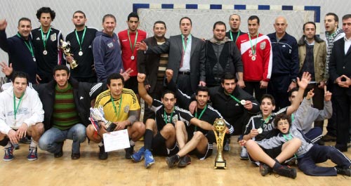 لاعبو السد اللبناني يحتفلون بكأس المركز الأول مع المدرب والإداريين (محمد علي)
