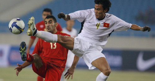 منافسة هوائية على الكرة بين اللبناني أكرم المغربي (13) والفييتنامي لي بهوك (خام ـ رويترز)