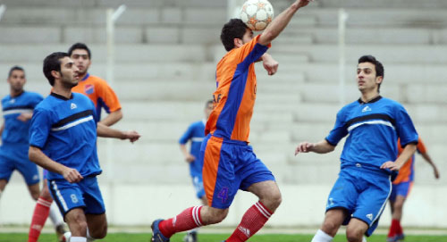 لاعب الهومنتمن وارطان جوكوليان يحاول السيطرة على الكرة بين لاعبي الإصلاح حسين حسن (11) ووائل بدوي (8) (محمد علي)