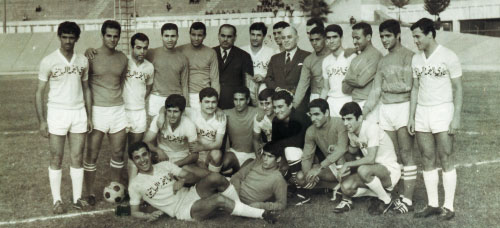 صورة جامعة لفريقي النجمة اللبناني والأهلي المصري عام 1968 من أيام عز كرة لبنان وفرقها