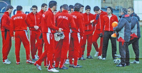لاعبو منتخب سوريا أمام مدربهم فجر إبراهيم خلال مرانهم على ملعب الصفاء (محمد علي)
