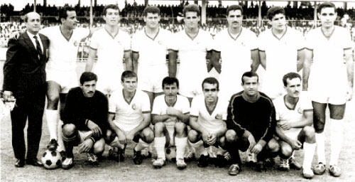 الياس جورج (الثاني من اليسار جلوساً) مع فريق الراسينغ في السبعينيات والى جانبه الحارس عبد الرحمن شبارو