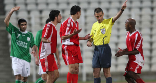 لاعبو التضامن يعترضون على قرارات الحكم علي صباغ خلال المباراة (محمد علي)