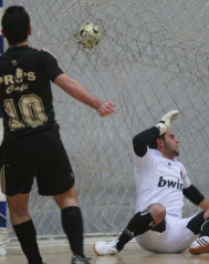 لاعب فريق بروس كافيه مروان زورا يسجّل أحد أهدافه في مرمى التضامن (محمد علي)