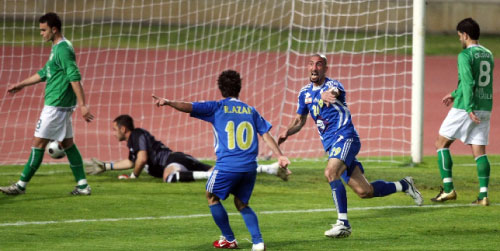 لاعبا الصفاء قصاص وروني عازار يحتفلان بالهدف الثالث وبدت الكرة في شباك الحارس لاري مهنا وسط خيبة أنصارية (محمد علي)