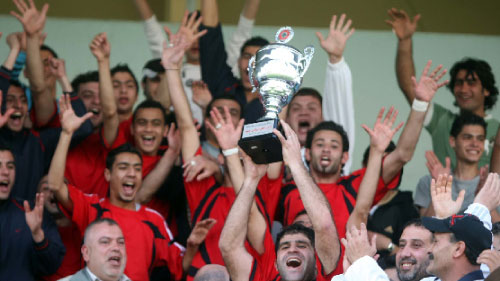 فريق الأهلي صيدا مع كأس الثانية (محمد علي)
