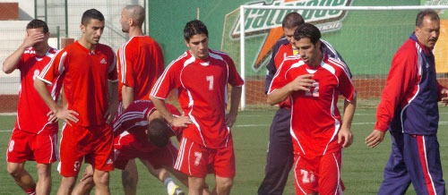 لاعبو المنتخب اللبناني مع المدرب محجوب خلال التمرين أمس على ملعب النجمة  (محمد علي)