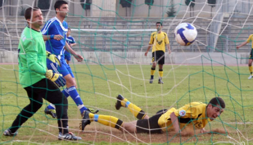 جونيور العهد يتابع كرة الهدف الثاني في شباك حارس المبرة كامل جابر  (محمد علي)