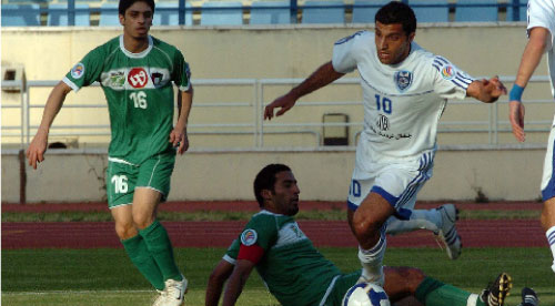نجم المباراة علي الأثاث يمرّ عن لاعبين من العربي الكويتي (محمد علي)