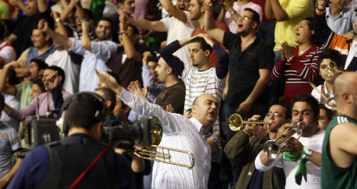 رئيس نادي الحكمة جورج شهوان يقود جمهوره خلال المباراة (محمد علي)