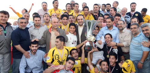 لاعبو وإداريو العهد يحتفلون بإحتضانهم كأس لبنان للمرة الثالثة في تاريخهم (محمد علي)