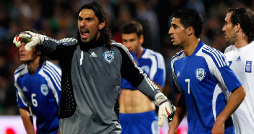 الحارس الإسرائيلي دودو أواتي يصرخ بوجه زميله خلال مباراة منتخبهما أمام اليونان في تصفيات المونديال (د. وايتساود ــ رويترز) 
