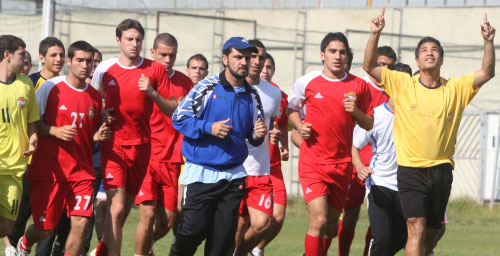 لاعبو العهد أثناء التدريب أمس ويبدو العراقي صالح  سدير رفاعاً يديه (محمد علي)