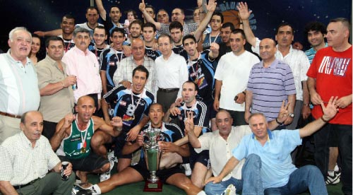 لاعبو الشبيبة البوشرية يحتفلوب بكأس البطولة مع القاصوف ورئيس الاتحاد وأعضائه (محمد علي)