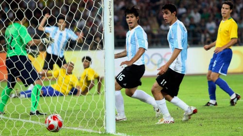 آغيرو يسجّل الهدف الثاني في مرمى الأرجنتين (بتر يوزيك ـ أ ب)
