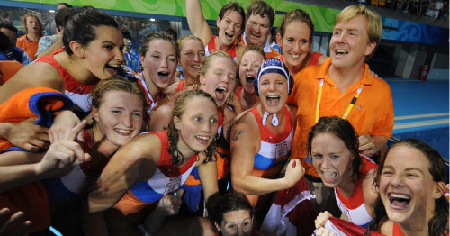سيّدات هولندا يحتفلن بذهبية كرة الماء (مارك رالستون ـ أ ف ب)
