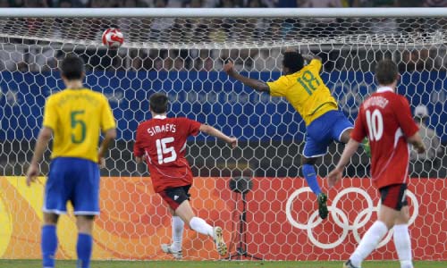 جو يحرز هدف البرازيل الثاني (ليو جين ـ أ ف ب)