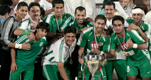 فريق العربي الكويتي متوّجاً الأسبوع الماضي بكأس السوبر (طارق العلي ــ رويترز)